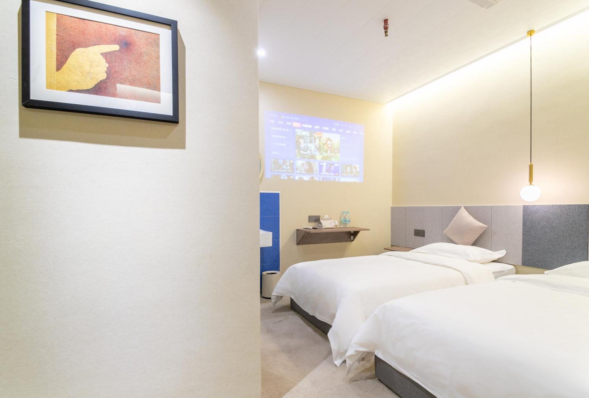 Puzzle Hotel Guangzhou Fenghuang New Village Subway Station Esterno foto